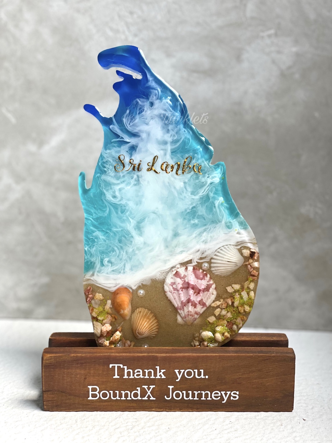 Sri Lanka themed resin keepsake with wooden stand